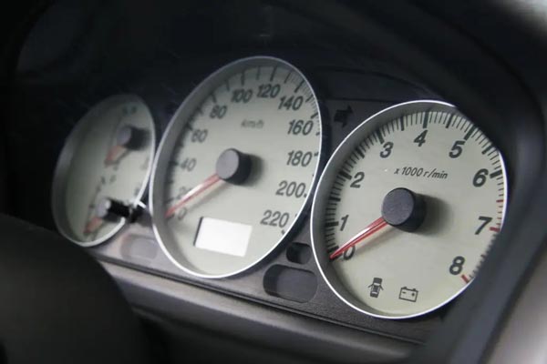 汽車標(biāo)識logo都是如何進行打標(biāo)的？答案是用激光打標(biāo)機！