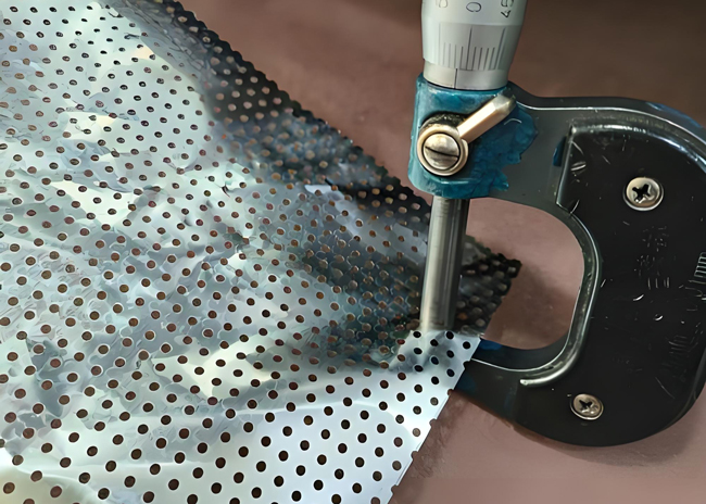 鋁箔機(jī)械沖孔 鋰電銅箔使用激光打孔和模具沖孔工藝分析(圖1)